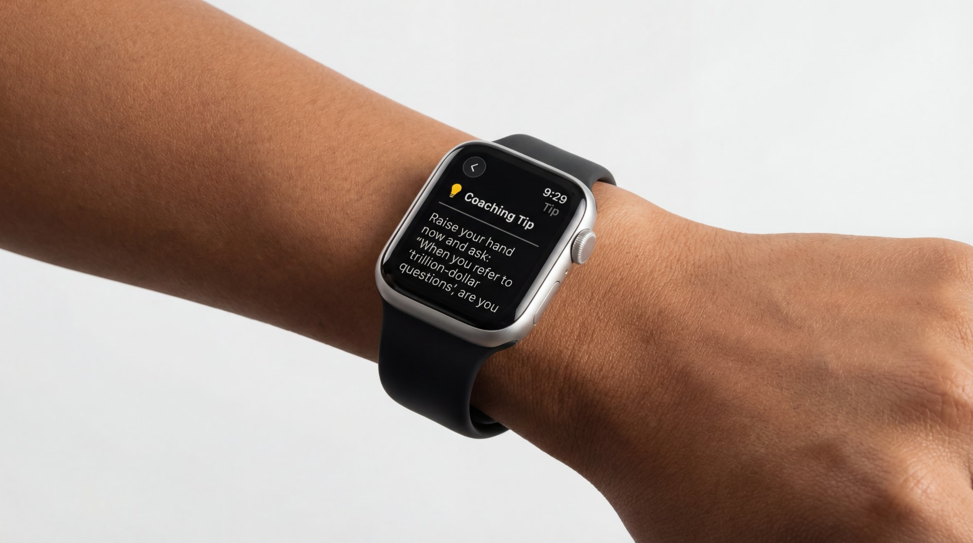 Apple Watch au poignet affichant une notification de conseil de coaching Hedy