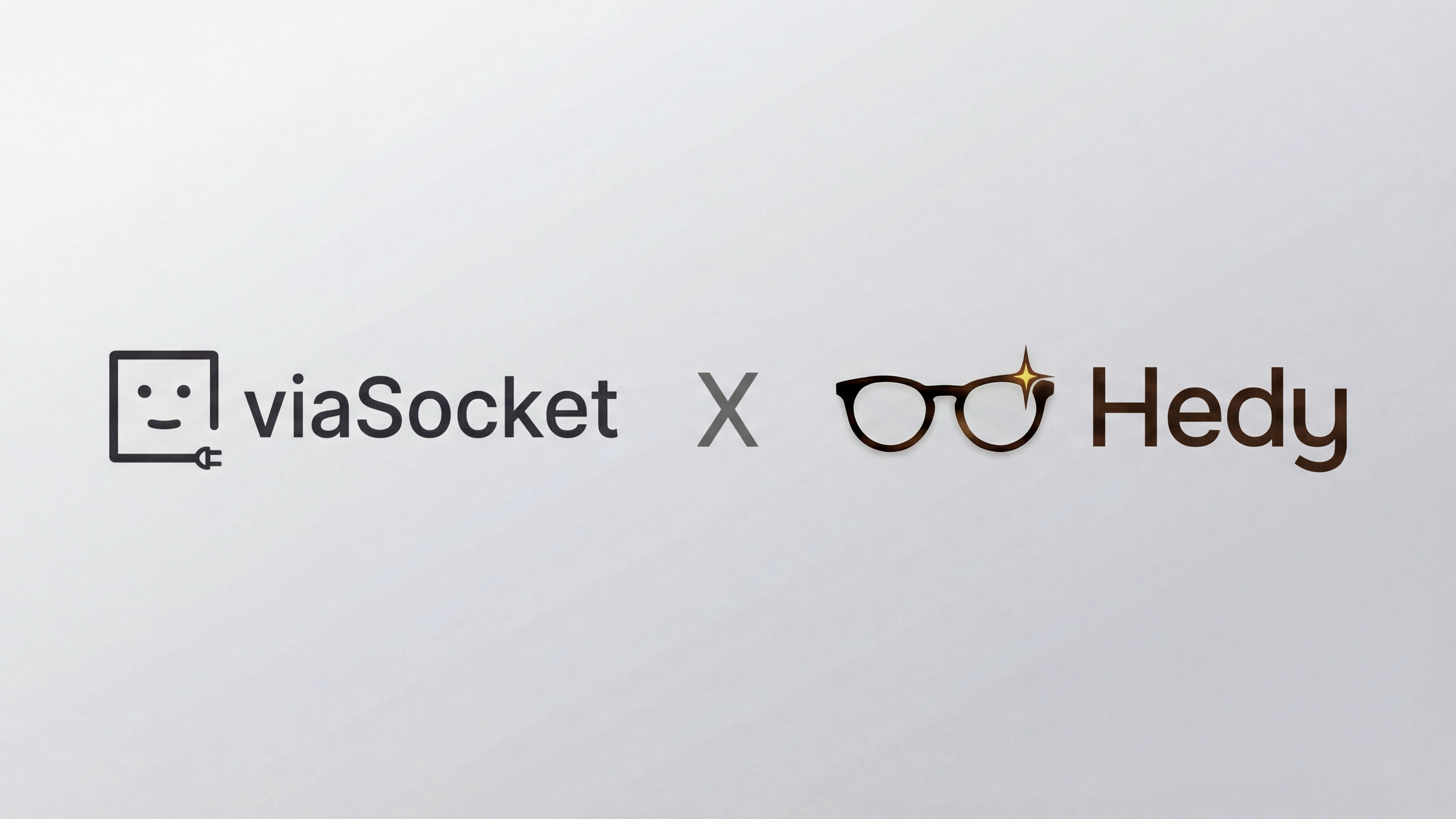 Logos de viaSocket et Hedy côte à côte avec un X entre eux sur un fond clair