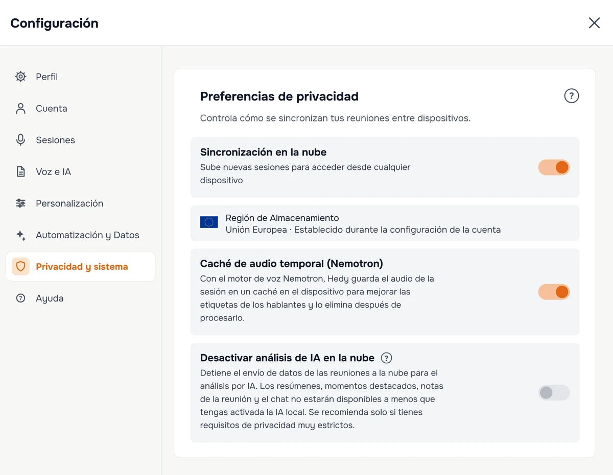 El panel «Preferencias de privacidad» de la configuración de Hedy, que muestra el interruptor «Sincronización en la nube», la fila de solo lectura «Región de Almacenamiento» con el valor «Unión Europea · Establecido durante la configuración de la cuenta» y el interruptor «Desactivar análisis de IA en la nube» apagado