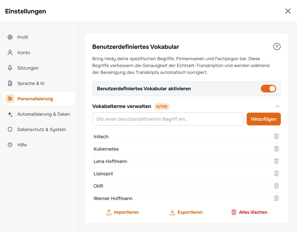 Der Bereich Benutzerdefiniertes Vokabular in den Hedy-Einstellungen mit dem Aktivierungsschalter und einer Liste gespeicherter Begriffe samt Optionen zum Hinzufügen, Importieren, Exportieren und Löschen