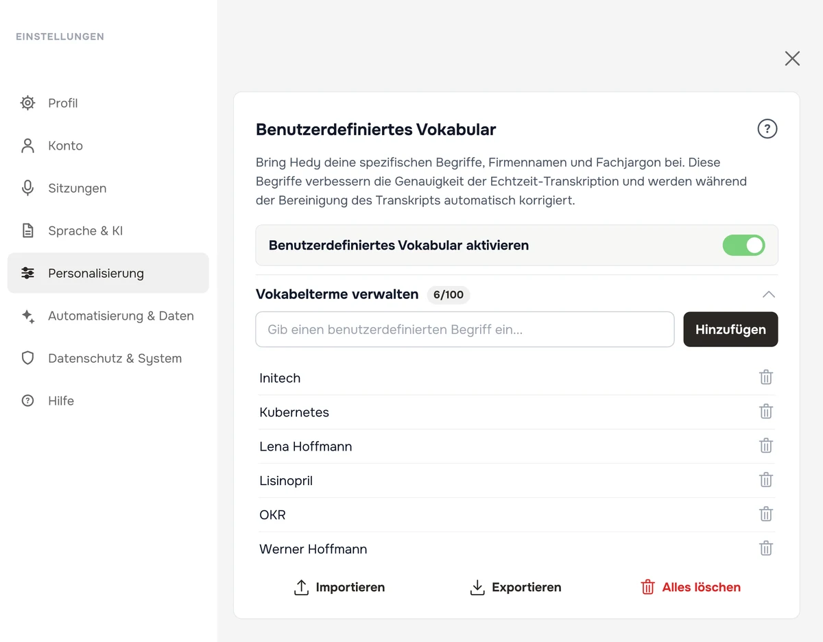 Der Bereich Benutzerdefiniertes Vokabular in den Hedy-Einstellungen mit dem Aktivierungsschalter und einer Liste gespeicherter Begriffe samt Optionen zum Hinzufügen, Importieren, Exportieren und Löschen