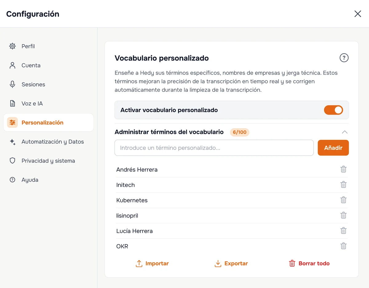 La sección Vocabulario personalizado en la configuración de Hedy, con el interruptor de activación y una lista de términos guardados con opciones para añadir, importar, exportar y borrar