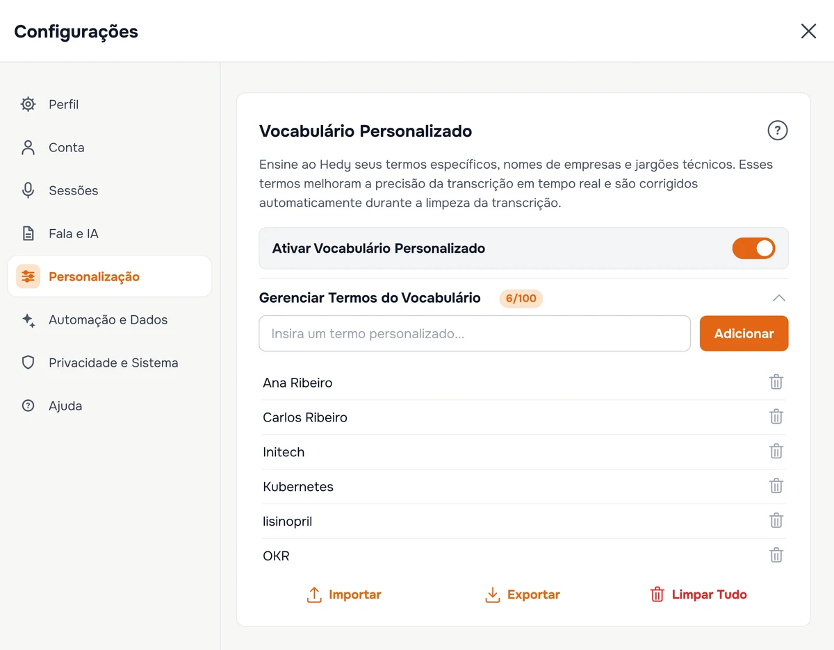 A seção Vocabulário Personalizado nas configurações do Hedy, com o botão de ativação e uma lista de termos salvos com opções para adicionar, importar, exportar e limpar